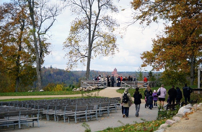 Sigulda joprojām ir nemainīga rudens klasika, par kuru interese nav mazinājusies. Foto: www.tourism.sigulda.lv Sigulda joprojām ir nemainīga rudens klasika, par kuru interese nav mazinājusies. Foto: www.tourism.sigulda.lv 83436