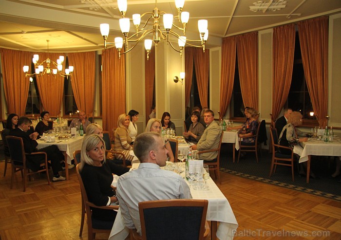 Katram vīna vakariņām izstrādāta tiks īpaša ēdienkarte ar 3 vai 4 ēdieniem, kam piemeklēti tiks 4 alkoholiskie dzērieni degustācijai no vienas noteikt Katram vīna vakariņām izstrādāta tiks īpaša ēdienkarte ar 3 vai 4 ēdieniem, kam piemeklēti tiks 4 alkoholiskie dzērieni degustācijai no vienas noteikt 83535