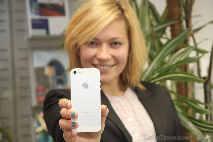 Jaunais iPhone5 ļoti piestāv Gerdai Ponomarjovai un viņa priecājas, ka seko www.Fb.com/Travelnews.lv un piedalās konkursos Jaunais iPhone5 ļoti piestāv Gerdai Ponomarjovai un viņa priecājas, ka seko www.Fb.com/Travelnews.lv un piedalās konkursos 85025