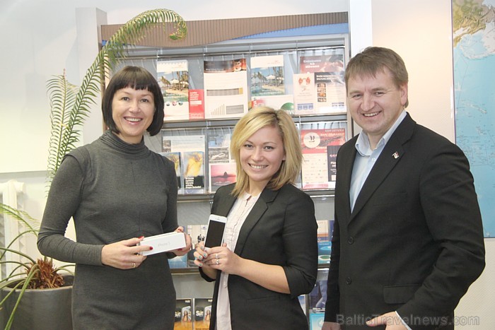 Jauno iPhone5 pasniedza ceļojuma aģentūras Carlson Wagonlit Travel Latvija vadītāja Irēna Riekstiņa un BalticTravelnews.com direktors Aivars Mackevičs Jauno iPhone5 pasniedza ceļojuma aģentūras Carlson Wagonlit Travel Latvija vadītāja Irēna Riekstiņa un BalticTravelnews.com direktors Aivars Mackevičs 85026