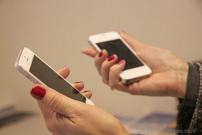Ceļojuma aģentūras Carlson Wagonlit Travel Latvija vadītāja Irēna Riekstiņa salīdzina jauno iPhone5 ar iPhone4s Ceļojuma aģentūras Carlson Wagonlit Travel Latvija vadītāja Irēna Riekstiņa salīdzina jauno iPhone5 ar iPhone4s 85028