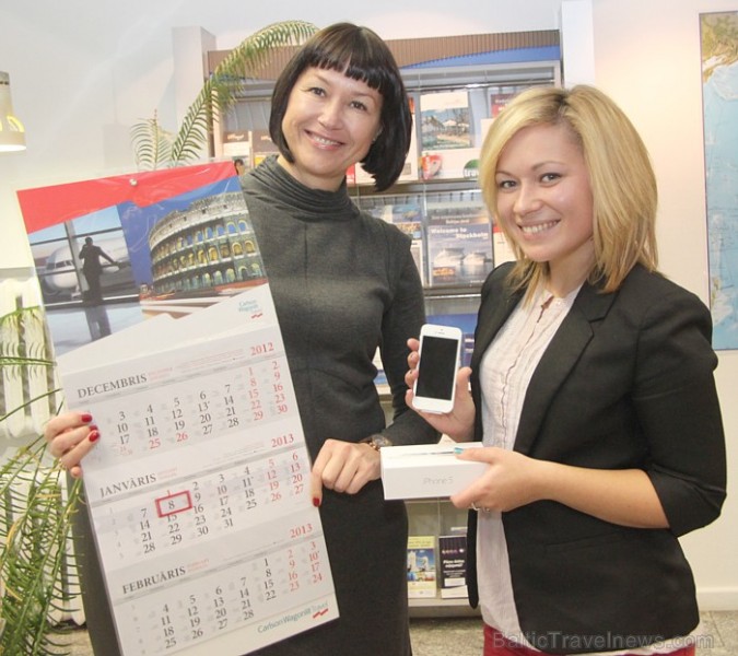 Ceļojuma aģentūras Carlson Wagonlit Travel Latvija vadītāja Irēna Riekstiņa pasniedz jauno 2013.gada sienas kalendāru Ceļojuma aģentūras Carlson Wagonlit Travel Latvija vadītāja Irēna Riekstiņa pasniedz jauno 2013.gada sienas kalendāru 85029