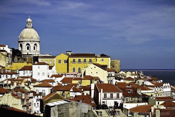 Lisabona ir Portugāles galvaspilsēta un lielākā pilsēta, kuras vēsturiskais centrs atrodas uz stāviem pakalniem. Foto: www.visitlisboa.com Lisabona ir Portugāles galvaspilsēta un lielākā pilsēta, kuras vēsturiskais centrs atrodas uz stāviem pakalniem. Foto: www.visitlisboa.com 85240