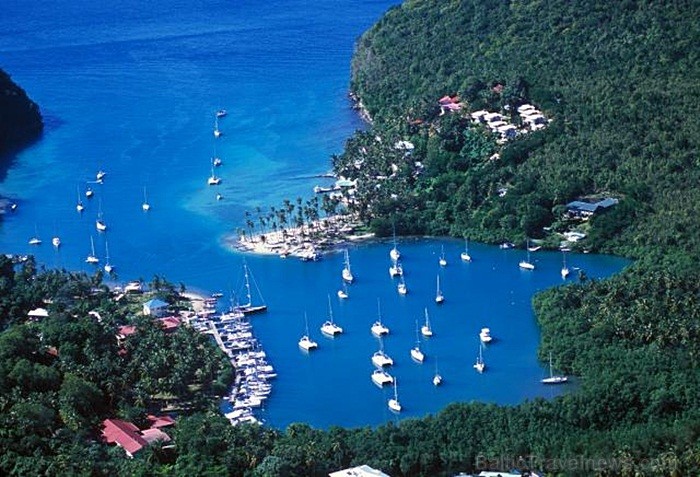 Sentlūsija ir salu valsts Karību jūras austrumos uz robežas ar Atlantijas okeānu. Foto: www.stlucia.org Sentlūsija ir salu valsts Karību jūras austrumos uz robežas ar Atlantijas okeānu. Foto: www.stlucia.org 86460