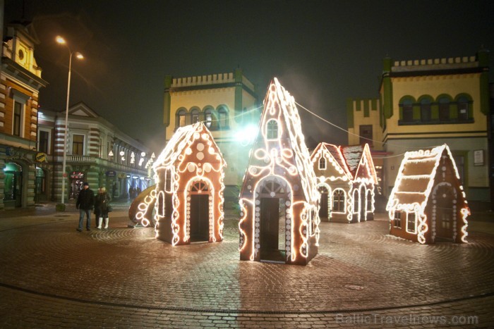 Liepāja šogad pārsteidz īpaši, pilsētā var atrast gan milzu piparkūkas un adventes vainagu, gan svētku tramvaju, kā arī iedzīvotāji un viesi tiek aici Liepāja šogad pārsteidz īpaši, pilsētā var atrast gan milzu piparkūkas un adventes vainagu, gan svētku tramvaju, kā arī iedzīvotāji un viesi tiek aici 86478