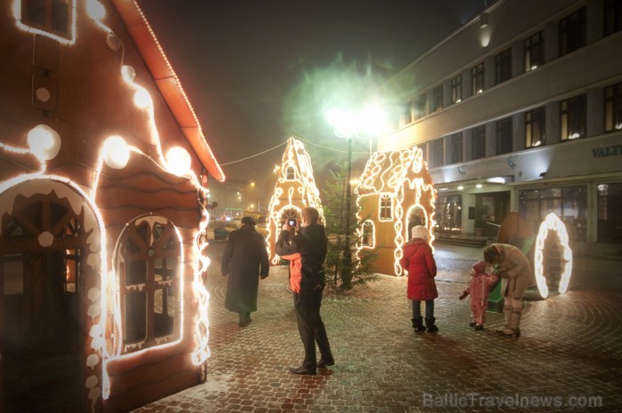 Liepāja šogad pārsteidz īpaši, pilsētā var atrast gan milzu piparkūkas un adventes vainagu, gan svētku tramvaju, kā arī iedzīvotāji un viesi tiek aici Liepāja šogad pārsteidz īpaši, pilsētā var atrast gan milzu piparkūkas un adventes vainagu, gan svētku tramvaju, kā arī iedzīvotāji un viesi tiek aici 86480