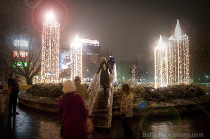 Liepāja šogad pārsteidz īpaši, pilsētā var atrast gan milzu piparkūkas un adventes vainagu, gan svētku tramvaju, kā arī iedzīvotāji un viesi tiek aici Liepāja šogad pārsteidz īpaši, pilsētā var atrast gan milzu piparkūkas un adventes vainagu, gan svētku tramvaju, kā arī iedzīvotāji un viesi tiek aici 86481
