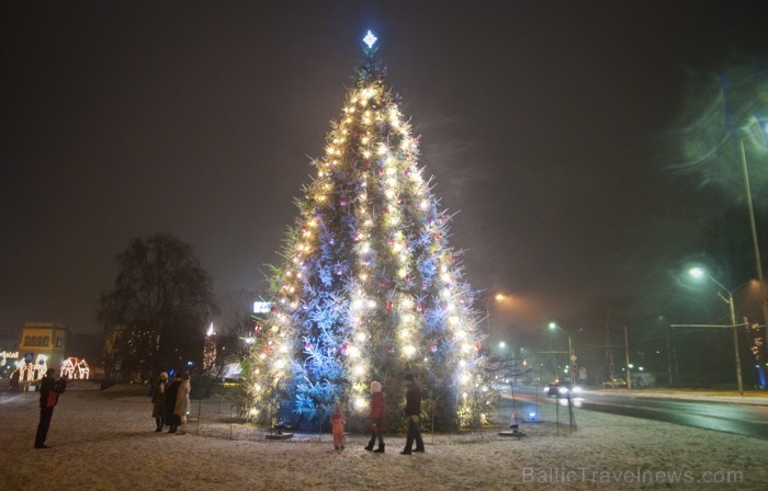 Liepāja šogad pārsteidz īpaši, pilsētā var atrast gan milzu piparkūkas un adventes vainagu, gan svētku tramvaju, kā arī iedzīvotāji un viesi tiek aici Liepāja šogad pārsteidz īpaši, pilsētā var atrast gan milzu piparkūkas un adventes vainagu, gan svētku tramvaju, kā arī iedzīvotāji un viesi tiek aici 86482