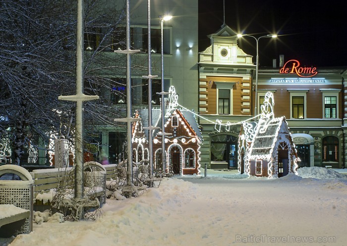 Liepāja šogad pārsteidz īpaši, pilsētā var atrast gan milzu piparkūkas un adventes vainagu, gan svētku tramvaju, kā arī iedzīvotāji un viesi tiek aici Liepāja šogad pārsteidz īpaši, pilsētā var atrast gan milzu piparkūkas un adventes vainagu, gan svētku tramvaju, kā arī iedzīvotāji un viesi tiek aici 86487