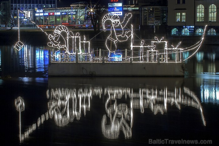 Liepāja šogad pārsteidz īpaši, pilsētā var atrast gan milzu piparkūkas un adventes vainagu, gan svētku tramvaju, kā arī iedzīvotāji un viesi tiek aici Liepāja šogad pārsteidz īpaši, pilsētā var atrast gan milzu piparkūkas un adventes vainagu, gan svētku tramvaju, kā arī iedzīvotāji un viesi tiek aici 86490