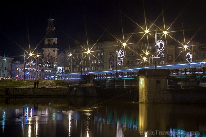 Liepāja šogad pārsteidz īpaši, pilsētā var atrast gan milzu piparkūkas un adventes vainagu, gan svētku tramvaju, kā arī iedzīvotāji un viesi tiek aici Liepāja šogad pārsteidz īpaši, pilsētā var atrast gan milzu piparkūkas un adventes vainagu, gan svētku tramvaju, kā arī iedzīvotāji un viesi tiek aici 86491