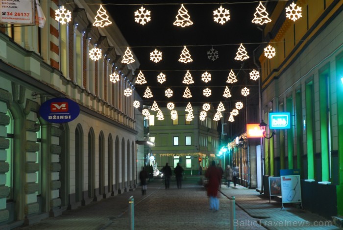 Liepāja šogad pārsteidz īpaši, pilsētā var atrast gan milzu piparkūkas un adventes vainagu, gan svētku tramvaju, kā arī iedzīvotāji un viesi tiek aici Liepāja šogad pārsteidz īpaši, pilsētā var atrast gan milzu piparkūkas un adventes vainagu, gan svētku tramvaju, kā arī iedzīvotāji un viesi tiek aici 86500