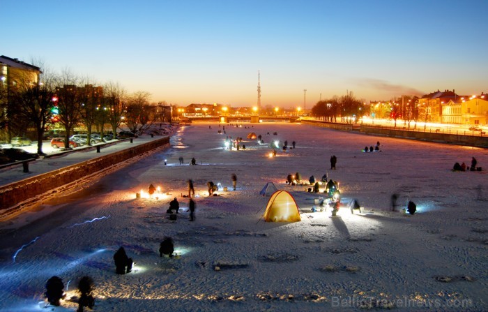 Liepāja šogad pārsteidz īpaši, pilsētā var atrast gan milzu piparkūkas un adventes vainagu, gan svētku tramvaju, kā arī iedzīvotāji un viesi tiek aici Liepāja šogad pārsteidz īpaši, pilsētā var atrast gan milzu piparkūkas un adventes vainagu, gan svētku tramvaju, kā arī iedzīvotāji un viesi tiek aici 86503