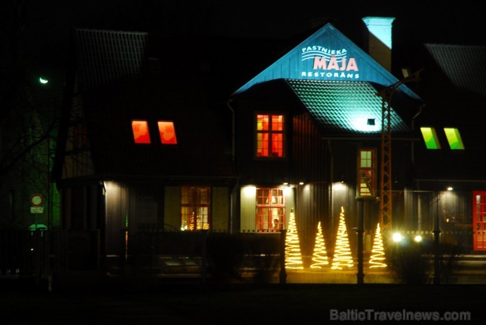 Liepāja šogad pārsteidz īpaši, pilsētā var atrast gan milzu piparkūkas un adventes vainagu, gan svētku tramvaju, kā arī iedzīvotāji un viesi tiek aici Liepāja šogad pārsteidz īpaši, pilsētā var atrast gan milzu piparkūkas un adventes vainagu, gan svētku tramvaju, kā arī iedzīvotāji un viesi tiek aici 86505