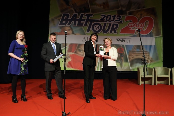 Balvu «Gada cilvēks tūrismā 2012» nominācijā «Par ievērojamu ieguldījumu tūrisma biznesā 2012» saņem ALTA izpilddirektore Astrīda Trupovniece. Foto: J Balvu «Gada cilvēks tūrismā 2012» nominācijā «Par ievērojamu ieguldījumu tūrisma biznesā 2012» saņem ALTA izpilddirektore Astrīda Trupovniece. Foto: J 88054