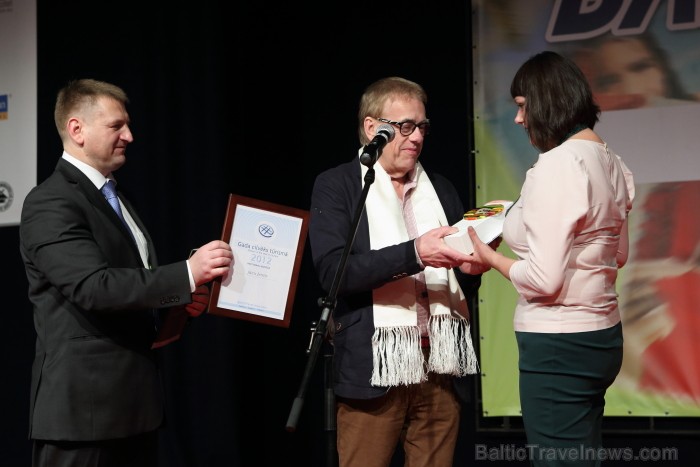 Balvu «Gada cilvēks tūrismā 2012» nominācijā «Restorāna vadītājs 2012» saņem Jāņa Jenža pārstāve Laura Eistreike. Foto: Juris Ķilkuts, FotoAtelje.lv Balvu «Gada cilvēks tūrismā 2012» nominācijā «Restorāna vadītājs 2012» saņem Jāņa Jenža pārstāve Laura Eistreike. Foto: Juris Ķilkuts, FotoAtelje.lv 88071