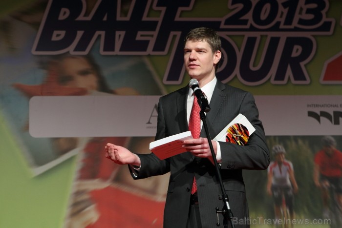 Balvas «Gada cilvēks tūrismā 2012» absolūtās klases laureātu nosauc Ekonomikas ministra parlamentārais sekretārs Vilnis Ķirsis. Foto: Juris Ķilkuts, F Balvas «Gada cilvēks tūrismā 2012» absolūtās klases laureātu nosauc Ekonomikas ministra parlamentārais sekretārs Vilnis Ķirsis. Foto: Juris Ķilkuts, F 88101