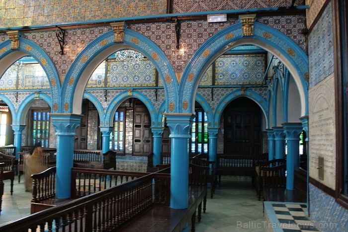 Sinagoga de la Ghriba atrodas Džerbas salā (Tunisijā), nelielā ciematā Er-Riyad. Sinagogā glabājas viens no vecākajiem Toras vīstokļiem pasaulē. Katru Sinagoga de la Ghriba atrodas Džerbas salā (Tunisijā), nelielā ciematā Er-Riyad. Sinagogā glabājas viens no vecākajiem Toras vīstokļiem pasaulē. Katru 90389