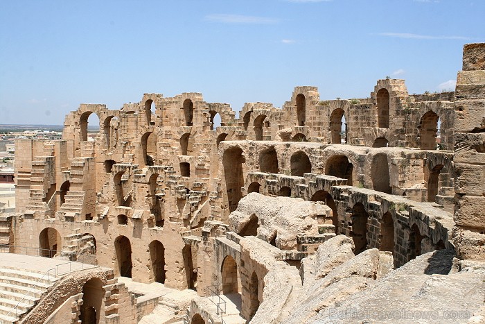 Mazā Tunisijas pilsētā El-Jem atrodas liels un slavens kolizejs. Tas tika uzcelts pirms 1800 gadiem. Tieši šajā kolizejā tika uzņemta slavena Holivuda 90491