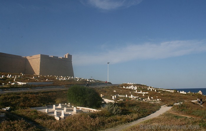 Mahdija ir neliela Tunisijas pilsēta, kura atrodas valsts dienvidu piekraste. Mahdija ir klasisks Tunisijas kūrorts ar daudziem zivju restorāniem, bal Mahdija ir neliela Tunisijas pilsēta, kura atrodas valsts dienvidu piekraste. Mahdija ir klasisks Tunisijas kūrorts ar daudziem zivju restorāniem, bal 90524