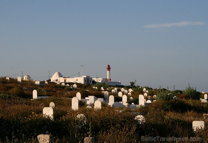 Mahdija ir neliela Tunisijas pilsēta, kura atrodas valsts dienvidu piekraste. Mahdija ir klasisks Tunisijas kūrorts ar daudziem zivju restorāniem, bal Mahdija ir neliela Tunisijas pilsēta, kura atrodas valsts dienvidu piekraste. Mahdija ir klasisks Tunisijas kūrorts ar daudziem zivju restorāniem, bal 90535
