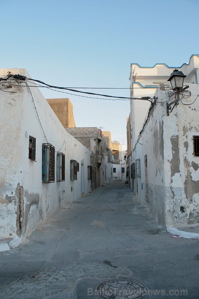Mahdija ir neliela Tunisijas pilsēta, kura atrodas valsts dienvidu piekraste. Mahdija ir klasisks Tunisijas kūrorts ar daudziem zivju restorāniem, bal Mahdija ir neliela Tunisijas pilsēta, kura atrodas valsts dienvidu piekraste. Mahdija ir klasisks Tunisijas kūrorts ar daudziem zivju restorāniem, bal 90541