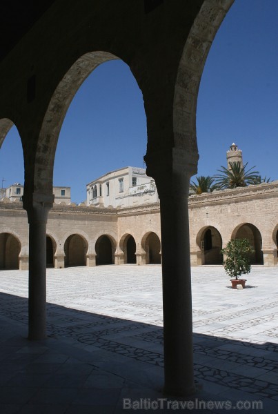 Susa ir Tunisijas trešā lielākā pilsēta. Tās vecpilsēta atrodas aiz 2 km garas aizsargsienas, kura tika uzcelta 859. gadā. Vecpilsēta ir iekļauta UNES Susa ir Tunisijas trešā lielākā pilsēta. Tās vecpilsēta atrodas aiz 2 km garas aizsargsienas, kura tika uzcelta 859. gadā. Vecpilsēta ir iekļauta UNES 90705