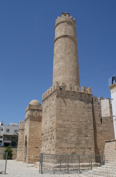 Susa ir Tunisijas trešā lielākā pilsēta. Tās vecpilsēta atrodas aiz 2 km garas aizsargsienas, kura tika uzcelta 859. gadā. Vecpilsēta ir iekļauta UNES Susa ir Tunisijas trešā lielākā pilsēta. Tās vecpilsēta atrodas aiz 2 km garas aizsargsienas, kura tika uzcelta 859. gadā. Vecpilsēta ir iekļauta UNES 90713