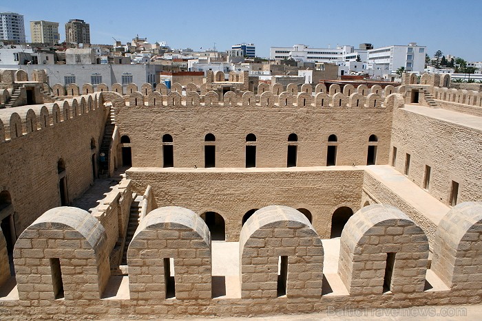 Susa ir Tunisijas trešā lielākā pilsēta. Tās vecpilsēta atrodas aiz 2 km garas aizsargsienas, kura tika uzcelta 859. gadā. Vecpilsēta ir iekļauta UNES Susa ir Tunisijas trešā lielākā pilsēta. Tās vecpilsēta atrodas aiz 2 km garas aizsargsienas, kura tika uzcelta 859. gadā. Vecpilsēta ir iekļauta UNES 90717