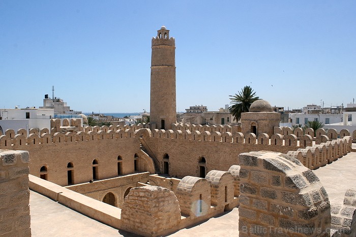 Susa ir Tunisijas trešā lielākā pilsēta. Tās vecpilsēta atrodas aiz 2 km garas aizsargsienas, kura tika uzcelta 859. gadā. Vecpilsēta ir iekļauta UNES Susa ir Tunisijas trešā lielākā pilsēta. Tās vecpilsēta atrodas aiz 2 km garas aizsargsienas, kura tika uzcelta 859. gadā. Vecpilsēta ir iekļauta UNES 90719