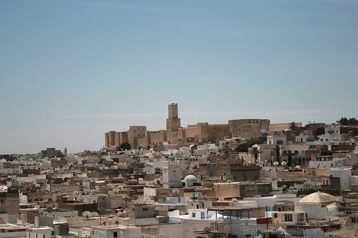 Susa ir Tunisijas trešā lielākā pilsēta. Tās vecpilsēta atrodas aiz 2 km garas aizsargsienas, kura tika uzcelta 859. gadā. Vecpilsēta ir iekļauta UNES Susa ir Tunisijas trešā lielākā pilsēta. Tās vecpilsēta atrodas aiz 2 km garas aizsargsienas, kura tika uzcelta 859. gadā. Vecpilsēta ir iekļauta UNES 90722