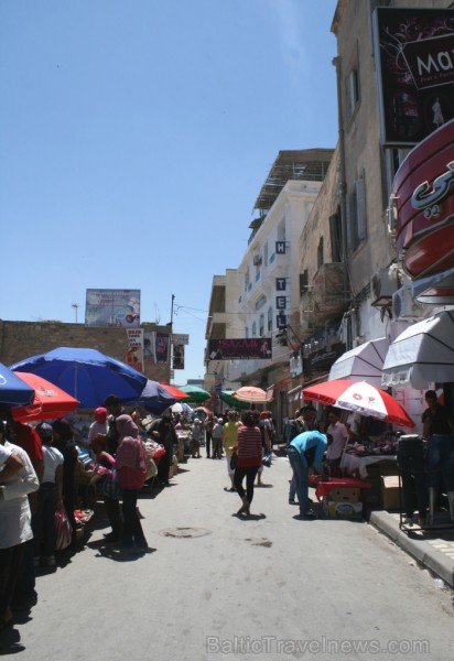 Susa ir Tunisijas trešā lielākā pilsēta. Tās vecpilsēta atrodas aiz 2 km garas aizsargsienas, kura tika uzcelta 859. gadā. Vecpilsēta ir iekļauta UNES Susa ir Tunisijas trešā lielākā pilsēta. Tās vecpilsēta atrodas aiz 2 km garas aizsargsienas, kura tika uzcelta 859. gadā. Vecpilsēta ir iekļauta UNES 90725