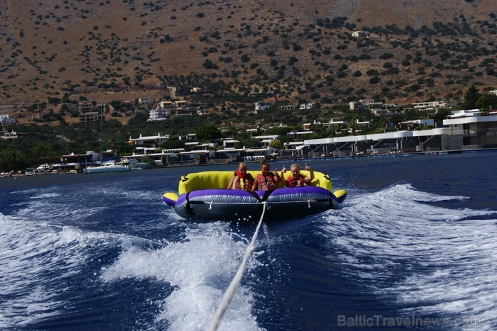 Krētas greznais kūrorts Elunda piedāvā dažādas atrakcijas uz ūdens gan ģimenēm ar bērniem, gan adrenalīna cienītājiem www.visitgreece.gr Krētas greznais kūrorts Elunda piedāvā dažādas atrakcijas uz ūdens gan ģimenēm ar bērniem, gan adrenalīna cienītājiem www.visitgreece.gr 91033
