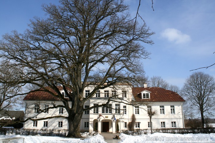 Ērberģes muižas kungu māja celta klasicisma stilā 18.gs. barona Taubes laikā, vēlāk vairākkārt pārbūvēta Mazzalves skolas vajadzībām. Ērberģes muižas kungu māja celta klasicisma stilā 18.gs. barona Taubes laikā, vēlāk vairākkārt pārbūvēta Mazzalves skolas vajadzībām. 91049