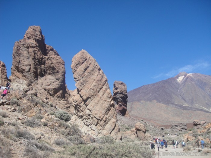 Roques de Garcia- interesantie klints veidojumi. Tālumā- vulkāns, kas devis parkam Teides vārdu, sniedzas 3 718 m augstumā. Visapmeklētākais parks Spā Roques de Garcia- interesantie klints veidojumi. Tālumā- vulkāns, kas devis parkam Teides vārdu, sniedzas 3 718 m augstumā. Visapmeklētākais parks Spā 91112