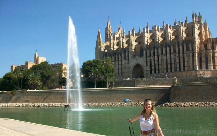 Maljorku Iluta Klovāne raksturo ar vienreizēju jūru, saulrietu, dabasskatiem, ēdienu un, protams, ar trakulīgajām spāņu fiestām www.spain.info Maljorku Iluta Klovāne raksturo ar vienreizēju jūru, saulrietu, dabasskatiem, ēdienu un, protams, ar trakulīgajām spāņu fiestām www.spain.info 91317