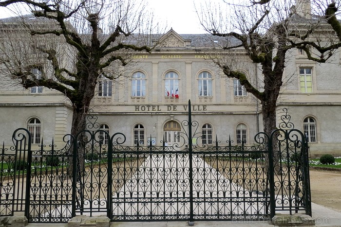 Villefranche de Rouergue ir brīnišķīga Tulūzas pilsēta ar šaurām, bruģētām ieliņām, viduslaiku ēkām un Aveyron upes tiltiem Villefranche de Rouergue ir brīnišķīga Tulūzas pilsēta ar šaurām, bruģētām ieliņām, viduslaiku ēkām un Aveyron upes tiltiem 91854