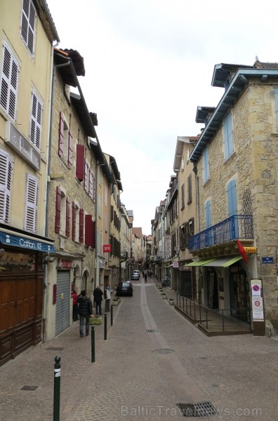 Villefranche de Rouergue ir brīnišķīga Tulūzas pilsēta ar šaurām, bruģētām ieliņām, viduslaiku ēkām un Aveyron upes tiltiem Villefranche de Rouergue ir brīnišķīga Tulūzas pilsēta ar šaurām, bruģētām ieliņām, viduslaiku ēkām un Aveyron upes tiltiem 91856