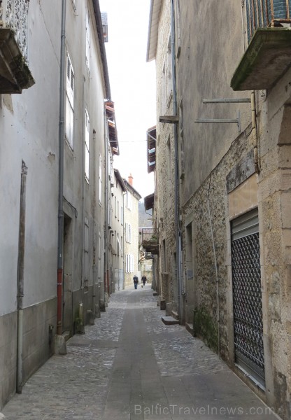Villefranche de Rouergue ir brīnišķīga Tulūzas pilsēta ar šaurām, bruģētām ieliņām, viduslaiku ēkām un Aveyron upes tiltiem Villefranche de Rouergue ir brīnišķīga Tulūzas pilsēta ar šaurām, bruģētām ieliņām, viduslaiku ēkām un Aveyron upes tiltiem 91857
