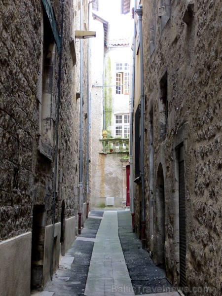 Villefranche de Rouergue ir brīnišķīga Tulūzas pilsēta ar šaurām, bruģētām ieliņām, viduslaiku ēkām un Aveyron upes tiltiem Villefranche de Rouergue ir brīnišķīga Tulūzas pilsēta ar šaurām, bruģētām ieliņām, viduslaiku ēkām un Aveyron upes tiltiem 91858