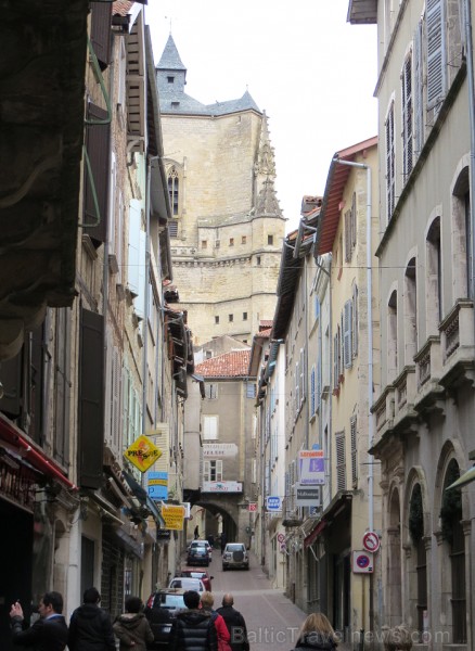 Villefranche de Rouergue ir brīnišķīga Tulūzas pilsēta ar šaurām, bruģētām ieliņām, viduslaiku ēkām un Aveyron upes tiltiem Villefranche de Rouergue ir brīnišķīga Tulūzas pilsēta ar šaurām, bruģētām ieliņām, viduslaiku ēkām un Aveyron upes tiltiem 91859