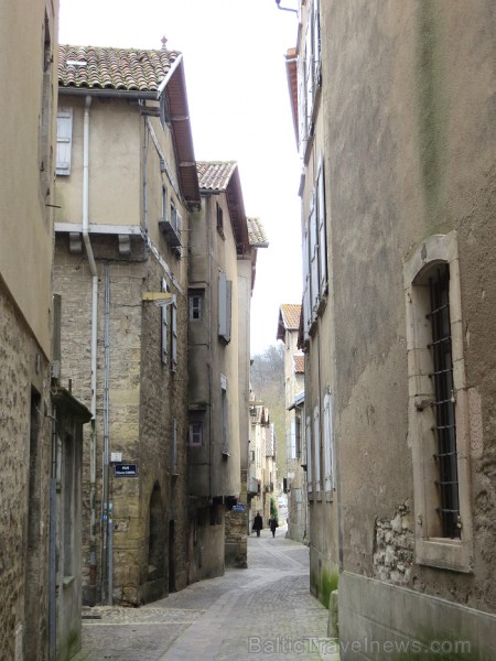 Villefranche de Rouergue ir brīnišķīga Tulūzas pilsēta ar šaurām, bruģētām ieliņām, viduslaiku ēkām un Aveyron upes tiltiem Villefranche de Rouergue ir brīnišķīga Tulūzas pilsēta ar šaurām, bruģētām ieliņām, viduslaiku ēkām un Aveyron upes tiltiem 91861