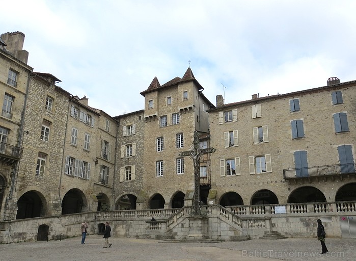 Villefranche de Rouergue ir brīnišķīga Tulūzas pilsēta ar šaurām, bruģētām ieliņām, viduslaiku ēkām un Aveyron upes tiltiem Villefranche de Rouergue ir brīnišķīga Tulūzas pilsēta ar šaurām, bruģētām ieliņām, viduslaiku ēkām un Aveyron upes tiltiem 91863