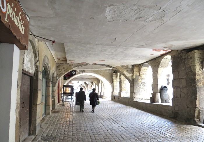 Villefranche de Rouergue ir brīnišķīga Tulūzas pilsēta ar šaurām, bruģētām ieliņām, viduslaiku ēkām un Aveyron upes tiltiem Villefranche de Rouergue ir brīnišķīga Tulūzas pilsēta ar šaurām, bruģētām ieliņām, viduslaiku ēkām un Aveyron upes tiltiem 91870