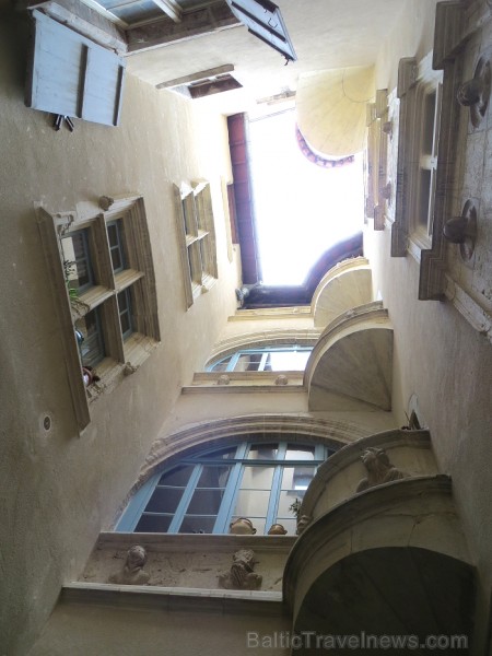 Villefranche de Rouergue ir brīnišķīga Tulūzas pilsēta ar šaurām, bruģētām ieliņām, viduslaiku ēkām un Aveyron upes tiltiem Villefranche de Rouergue ir brīnišķīga Tulūzas pilsēta ar šaurām, bruģētām ieliņām, viduslaiku ēkām un Aveyron upes tiltiem 91872