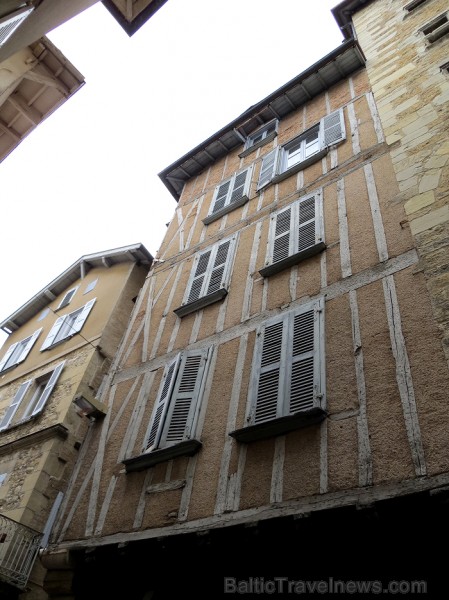 Villefranche de Rouergue ir brīnišķīga Tulūzas pilsēta ar šaurām, bruģētām ieliņām, viduslaiku ēkām un Aveyron upes tiltiem Villefranche de Rouergue ir brīnišķīga Tulūzas pilsēta ar šaurām, bruģētām ieliņām, viduslaiku ēkām un Aveyron upes tiltiem 91874