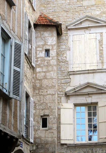 Villefranche de Rouergue ir brīnišķīga Tulūzas pilsēta ar šaurām, bruģētām ieliņām, viduslaiku ēkām un Aveyron upes tiltiem 91876