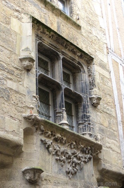 Villefranche de Rouergue ir brīnišķīga Tulūzas pilsēta ar šaurām, bruģētām ieliņām, viduslaiku ēkām un Aveyron upes tiltiem Villefranche de Rouergue ir brīnišķīga Tulūzas pilsēta ar šaurām, bruģētām ieliņām, viduslaiku ēkām un Aveyron upes tiltiem 91877