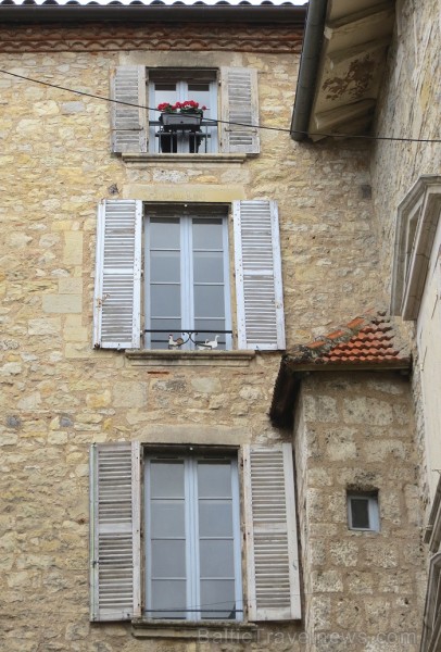 Villefranche de Rouergue ir brīnišķīga Tulūzas pilsēta ar šaurām, bruģētām ieliņām, viduslaiku ēkām un Aveyron upes tiltiem Villefranche de Rouergue ir brīnišķīga Tulūzas pilsēta ar šaurām, bruģētām ieliņām, viduslaiku ēkām un Aveyron upes tiltiem 91881