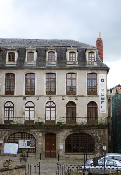 Villefranche de Rouergue ir brīnišķīga Tulūzas pilsēta ar šaurām, bruģētām ieliņām, viduslaiku ēkām un Aveyron upes tiltiem Villefranche de Rouergue ir brīnišķīga Tulūzas pilsēta ar šaurām, bruģētām ieliņām, viduslaiku ēkām un Aveyron upes tiltiem 91886